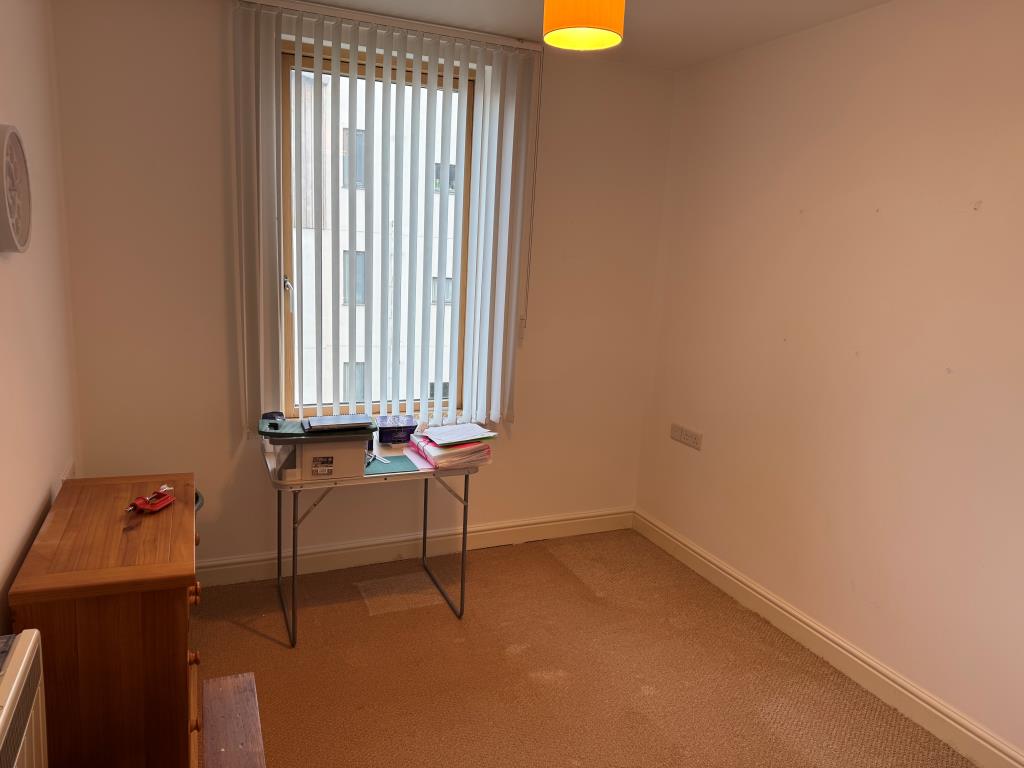 Lot: 128 - TWO-BEDROOM FLAT WITH PARKING FOR INVESTMENT OR OCCUPATION - The Second Bedroom